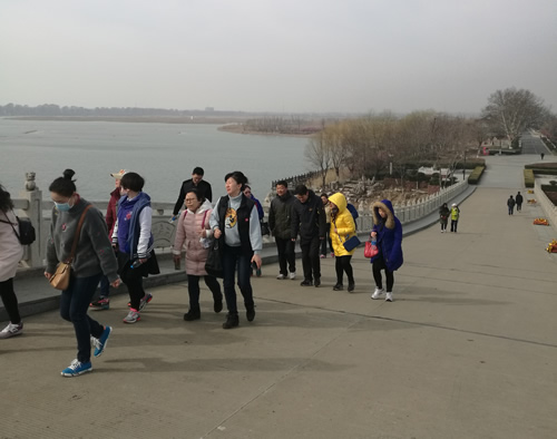 我中心组织全体女职工参加庆“三八”健步走活动